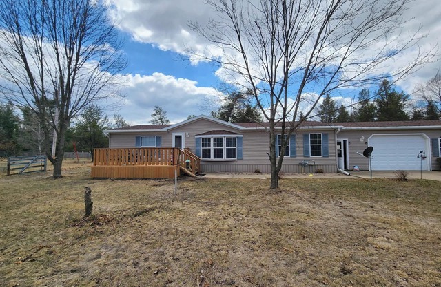 Charming 3-bedroom house with WiFi, AC in serene Necedah