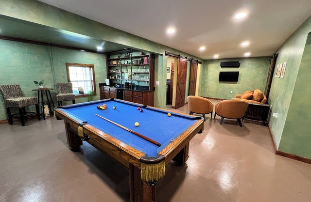 Charming 3-bedroom house With Billiards Room