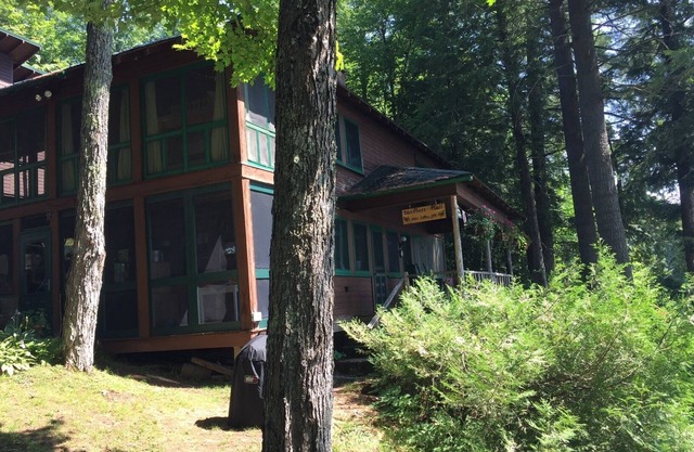 Charming 3-bedroom lakefront cottage in welcoming Star Lake with great views