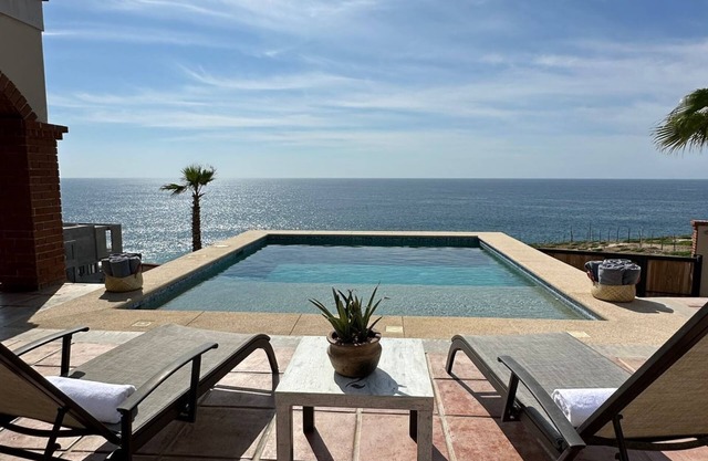 Charming 3-bedroom villa with AC, incredible ocean views.
