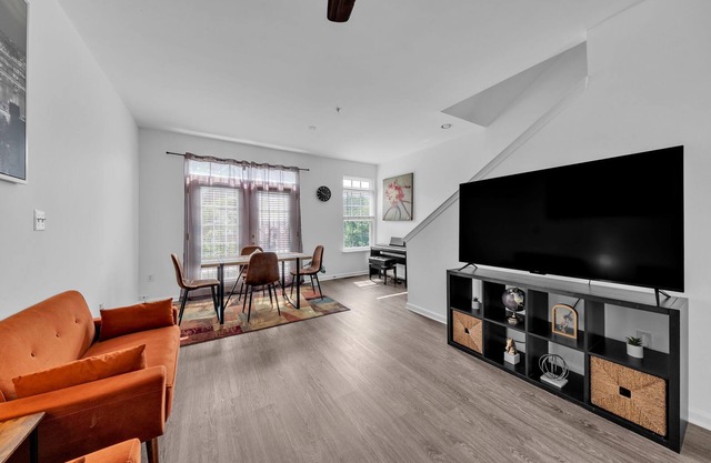 Charming 3-bedroom townhome with AC, WiFi, Free Parking in lovely Washington, DC