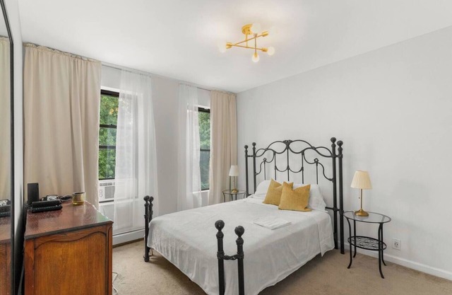 Charming 3-bedroom townhome with Garden. 25 mins from the city