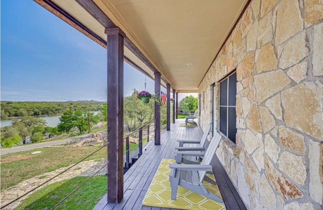 Charming 3-bedroom 3-bathroom house with WiFi, AC in fantastic Buchanan Dam