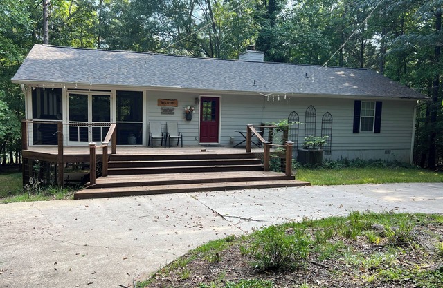 Charming 3-bedroom family cabin on the lake with dock, screened porch, & wi-fi!