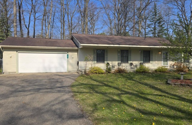 Charming 3-bedroom, 2-bath house with WiFi and AC near Houghton Lake
