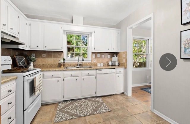 Charming 3-bedroom house with WiFi lrg bkyrd Heated enclosed porch
