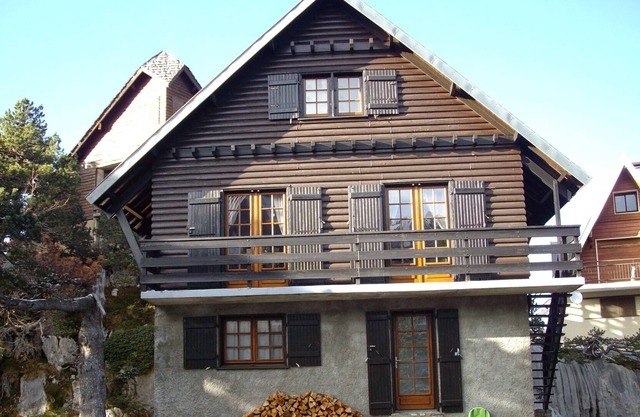 Charming chalet on 3 levels in the heart of the resort (12 to 13 beds)