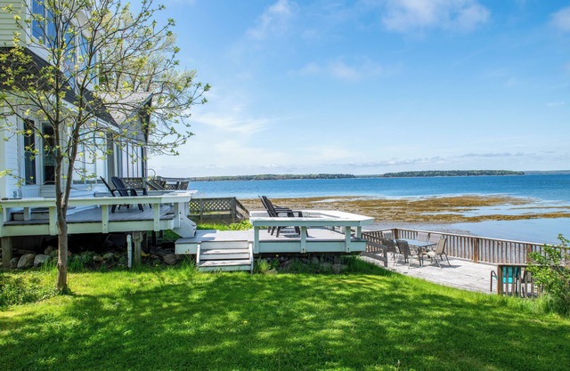 Casa frente al mar con niveles múltiples cubiertas y acceso fácil al mar
