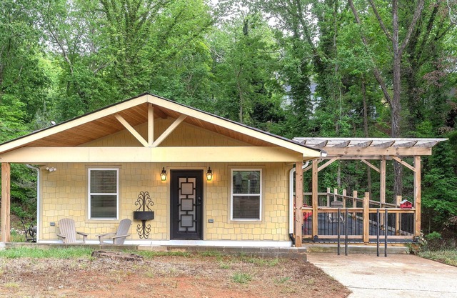 Charming 3BR Cabin w/ All the Comforts – WiFi & AC in Beautiful Gainesville