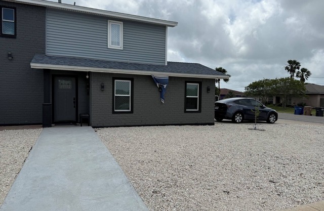 Charming 4-bedroom house with swimming pool and outdoor kitchen.