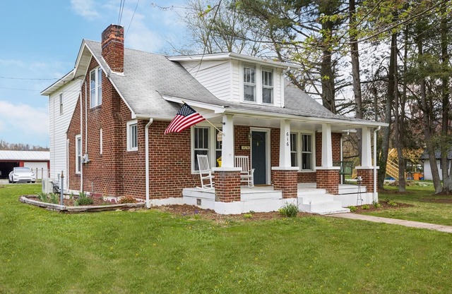 Charming 4 bedroom farmhouse with large backyard