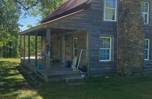 Charming 4-bedroom farmhouse w/ WiFi, AC in lovely Eastatoee Valley, Sunset, SC.