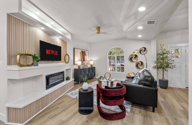 Charming 4BR in Bishop Arts | Deck + Pet Friendly