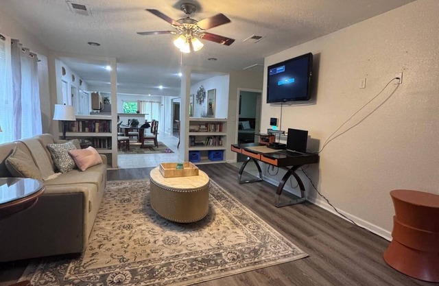 Charming 5-bedroom home, Near Downtown, Beale Street & Memphis Zoo.