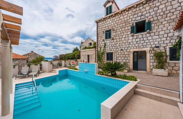 Encantadora villa de piedra de 6 dormitorios con piscina privada