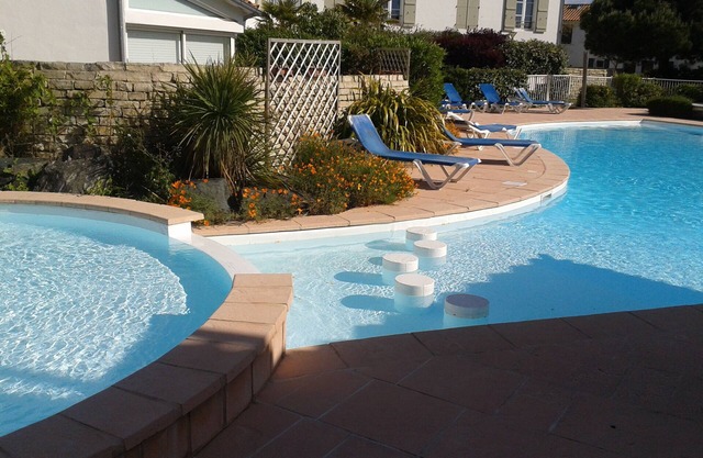 Encantador apartamento a 100 metros de la playa con jardín en res. con piscina