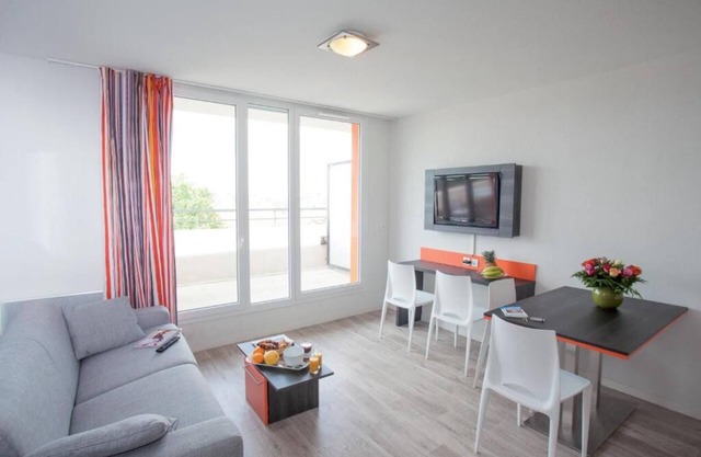 Charming Apartment w/ Kitchenette Steps from Vibrant Market & Metro
