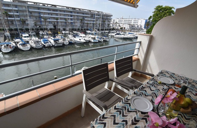 Encantador Apartamento en Roses, Costa Brava: Cerca de la Playa, con Terraza, Garaje y Todas las Comodidades