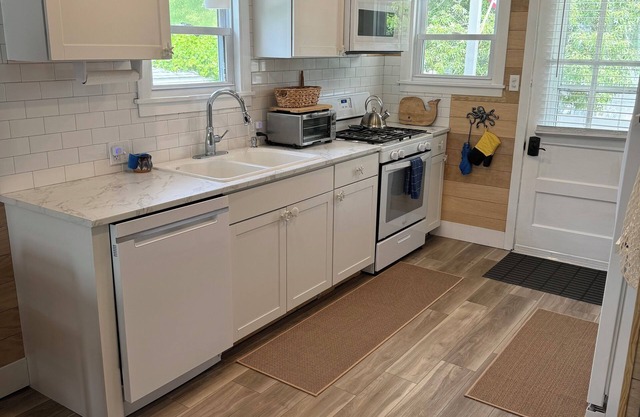 Charming Bayfront Cottage!! Peaceful Escape with Stunning Sunsets.
