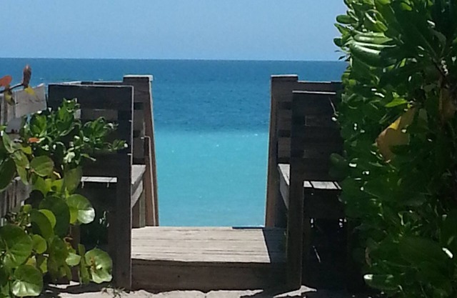 Unique Beach Cottage, a 100 pasos del agua. Espacio abierto, elegante y confortable.