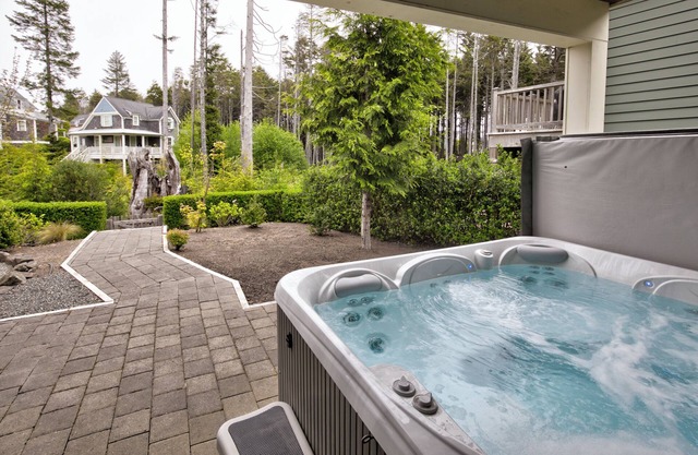 Charming Beach House - 5 Min Walk to Shops, Dining, & Beach + Hot Tub + Dogs OK