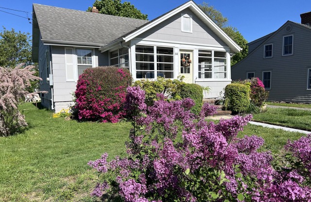 Charming 3-Bedroom Cottage, Steps to Sandy Beach & Restaurant in Wine Country.
