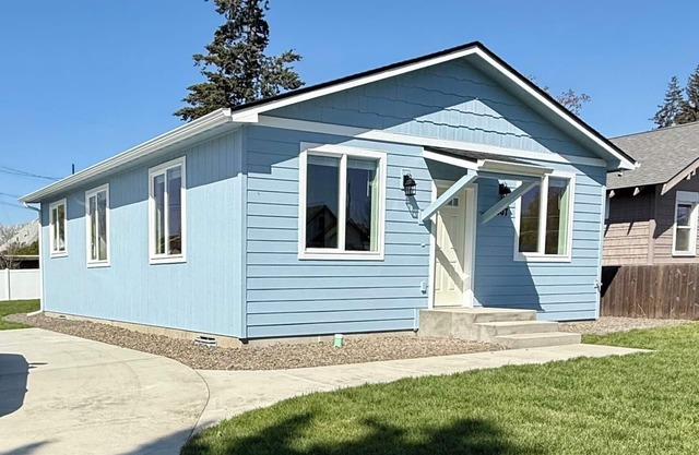 Charming Brand New Built House in lively Spokane-Free Parking+AC!