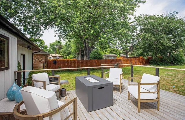 Charming & Bright Crystal Home Rental: Fire Table!