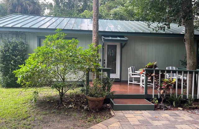 Charming bungalow with WiFi and AC in fantastic South Daytona