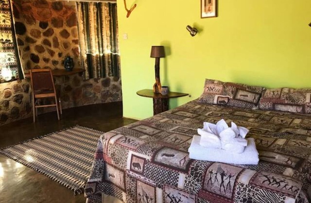 Charming Bush chalet 4 on this world renowned Eco site 40 minutes from Vic Falls Fully catered stay - 1984