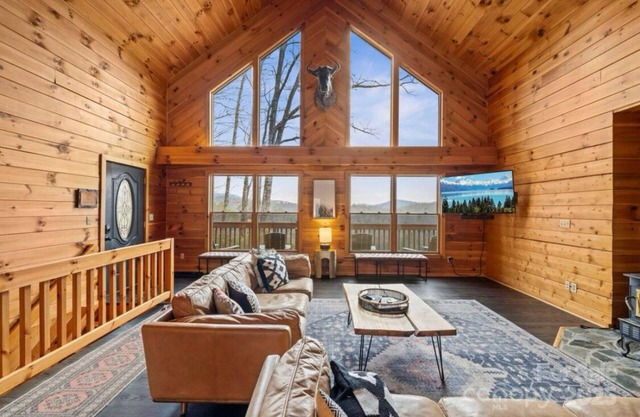 Charming cabin in beautiful Lake Toxaway land of the waterfalls & trails!