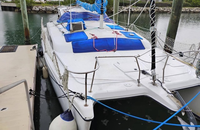 Charming catamaran sailboat with AC, pool in stock island yacht club, Key West.