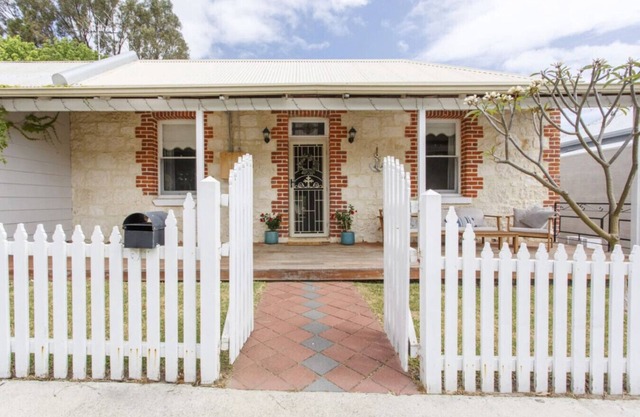 Charming Charles -Pet friendly near cafes and beaches