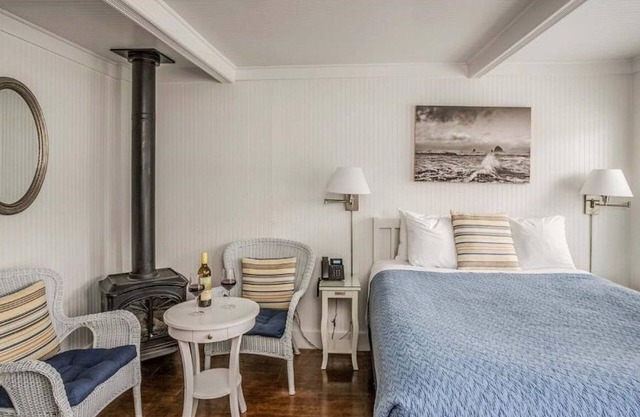 Charming Coastal Escape Steps to Cannon Beach, Haystack Rock, Dining & Art Galle