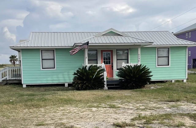 Charming Cottage in Ft. Morgan! 3Bd/2Ba with Deeded Beach Access!