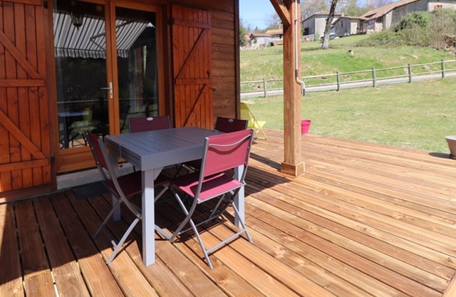 Charming Cottage Near Gorges de la Cère, Terrace, Wi-Fi, BBQ, Pet Friendly