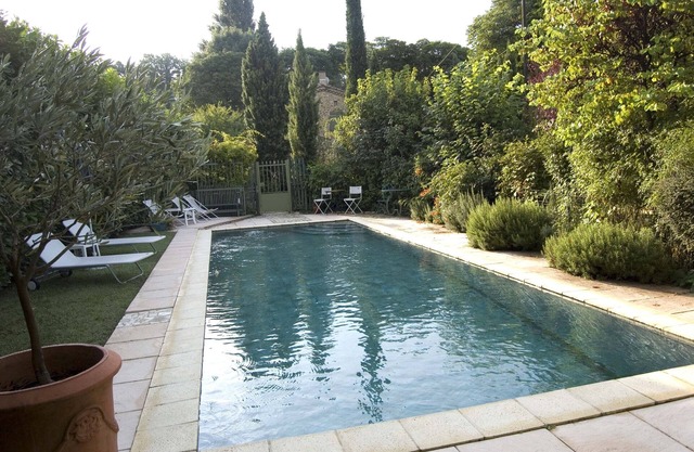 Encantadora casa de campo con piscina, en una antigua granja de Drôme.