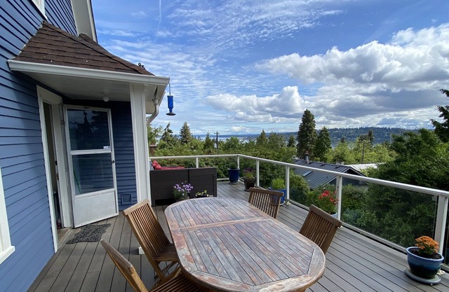 Charming Craftsman home w/ stunning lake and mountain views! Great for families!