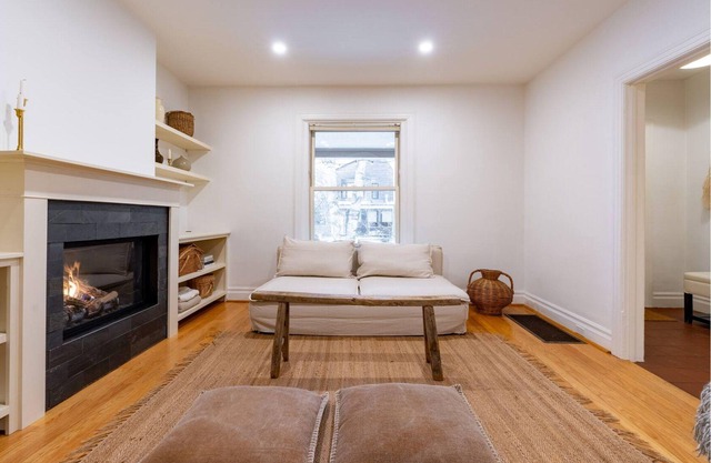 Charming Detached 3-bedroom house with Private Backyard minutes from the beach
