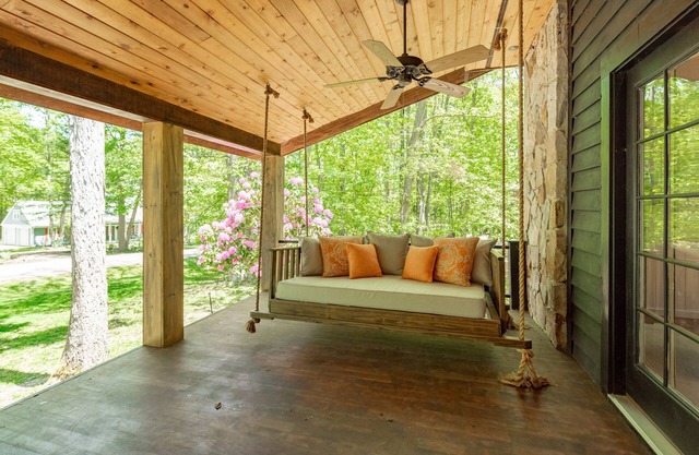 New! Middleton Cottage: Dogs Ok, Lake Access, Hot Tub!