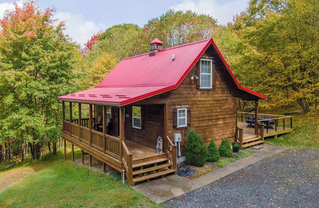Charming Dog Friendly Retreat w/ Fire Pit & Hot Tub