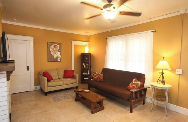Charming Downtown Bungalow Apt. - Walk to museums & nightlife