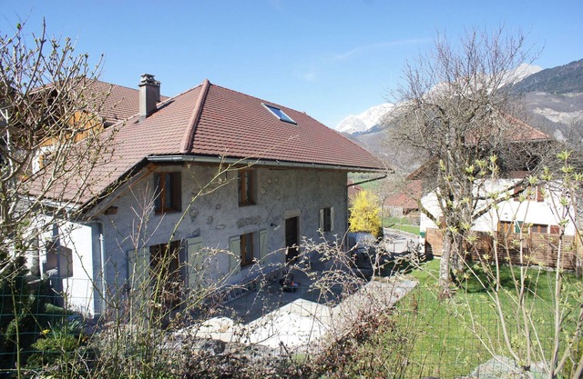 Encantadora casa familiar en pueblo tradicional con vistas a la montaña