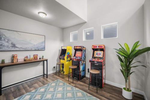 Charming Family Stay w Arcade Theatre Ski Haven Walking trails and river walk in backyard