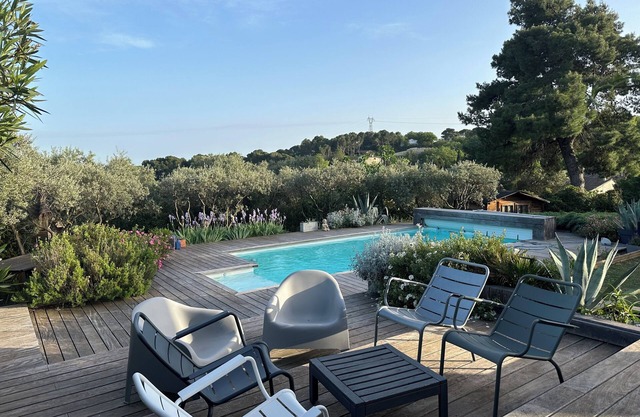 Charming house with swimming pool in Châteauneuf-de-Gadagne