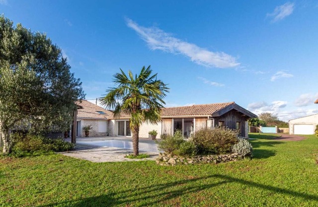 Charming, quiet house with swimming pool close to the coast