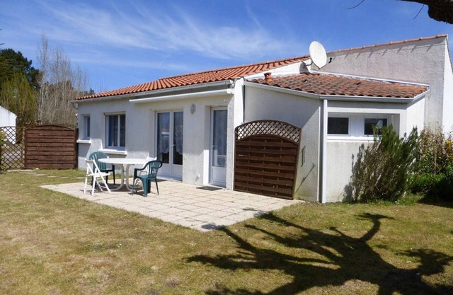 Casa con terraza y jardín cerca del centro y playas, en zona tranquila