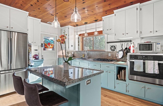 Charming Glen Ellen house w/home office. Pet Friendly!