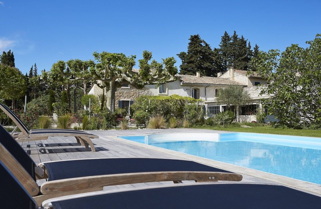 casa de huéspedes situada en el campo con un gran jardín y una gran piscina