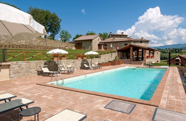 Finca rústica con piscina privada e instalaciones confortables, ideal para grupos